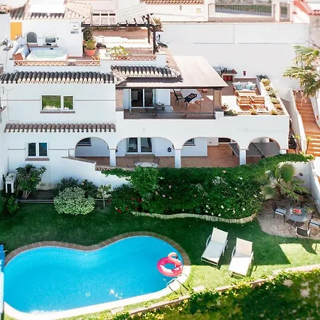 Lovely With Jacuzzi And Heated Pool Вилла