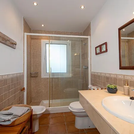 Вилла Lovely With Jacuzzi And Heated Pool *